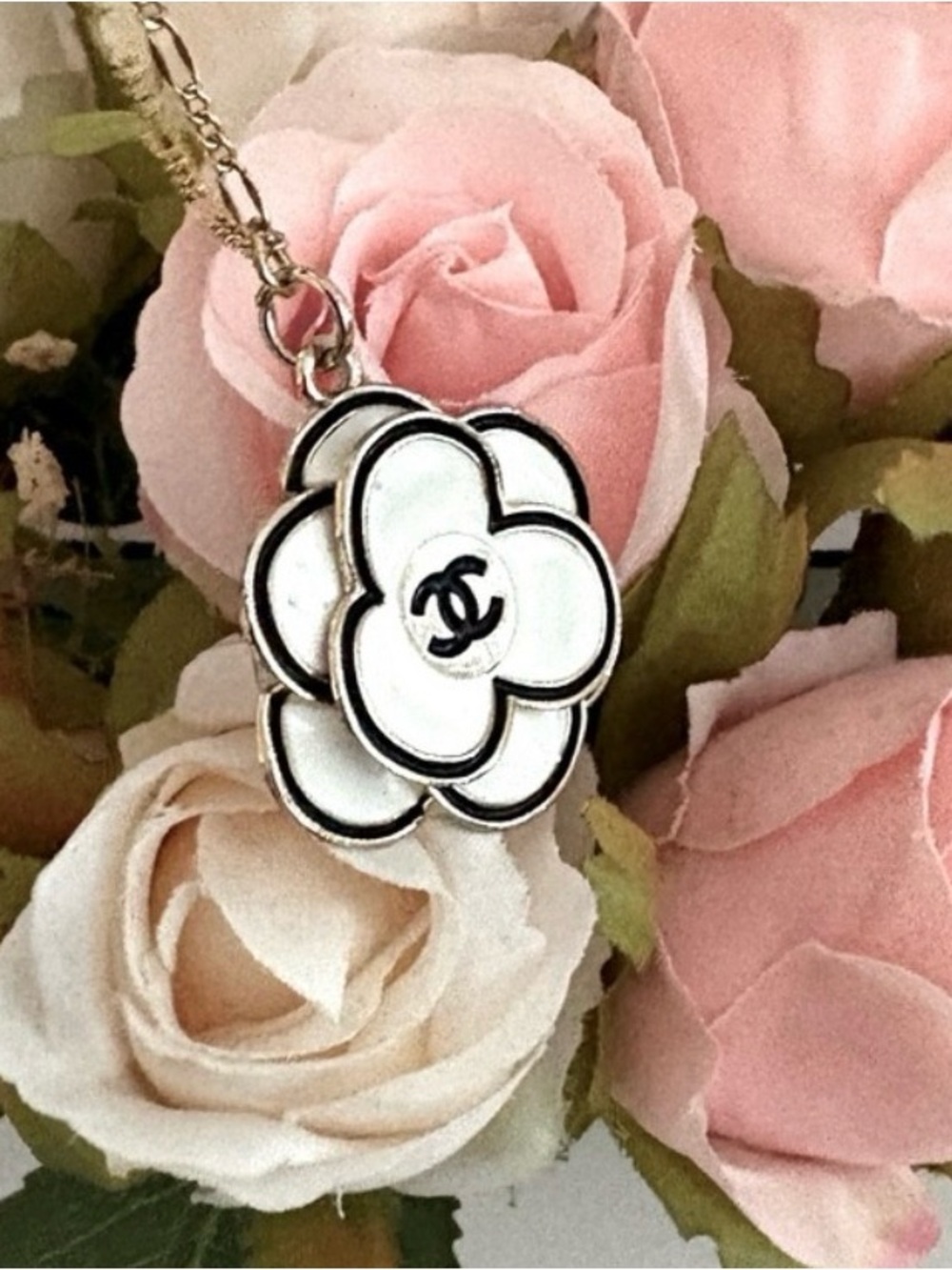 CHANEL White Camellia Enamel Pendant with Gold Trim, Interlocked 2 C’s, 3D charm - Picture 5 of 5